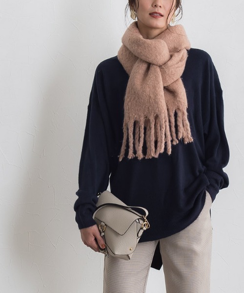 Pierrot(ピエロ)の「リッチカシミアタッチバックスリットニット(ニット/セーター・レディース・ブラウン/グレイッシュベージュ/ネイビー/キャメル・M/L)」の14枚目の写真