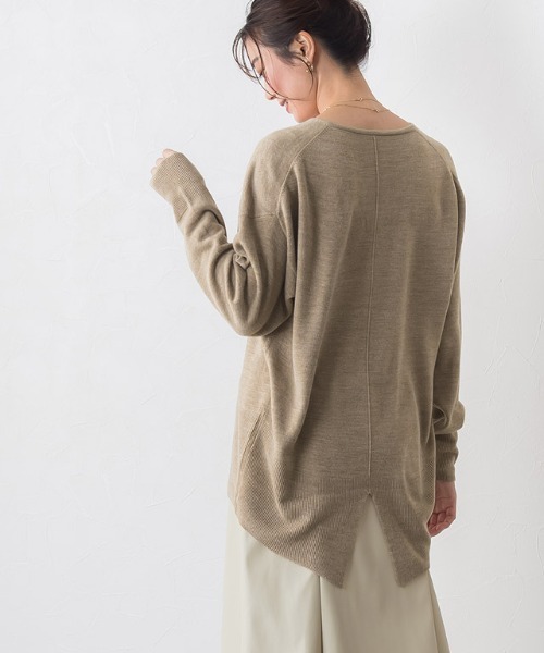 Pierrot(ピエロ)の「リッチカシミアタッチバックスリットニット(ニット/セーター・レディース・ブラウン/グレイッシュベージュ/ネイビー/キャメル・M/L)」の7枚目の写真