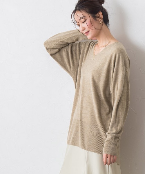 Pierrot(ピエロ)の「リッチカシミアタッチバックスリットニット(ニット/セーター・レディース・ブラウン/グレイッシュベージュ/ネイビー/キャメル・M/L)」の5枚目の写真