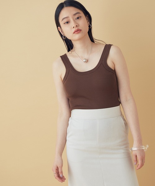 ADAM ET ROPE'(アダムエロペ)の「カップ付きニットタンクトップ(タンクトップ・レディース・ダークブラウン/キナリ・FREE)」の1枚目の写真
