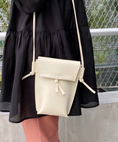 mysty woman（ミスティウーマン）の「フラップミニショルダーバッグ 943526（ショルダーバッグ・レディース・ブラック/ベージュ/アイボリー・FREE）」の2枚目の写真