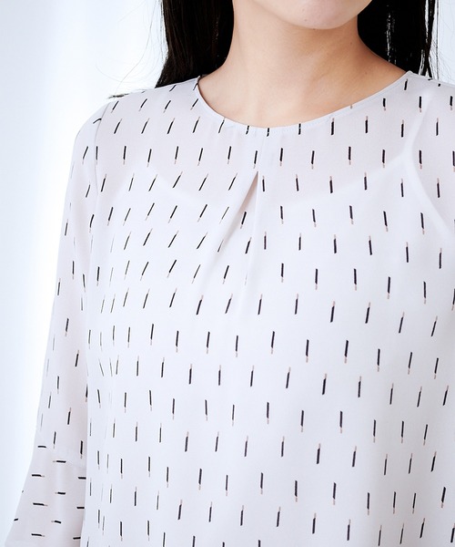 A/C DESIGN BY ALPHA CUBIC（エーシーデザインバイアルファキュービック）の「フレアスリーブプリントブラウス（シャツ/ブラウス・レディース・ライトグレー/ブラック/ネイビー・11号/9号）」の20枚目の写真