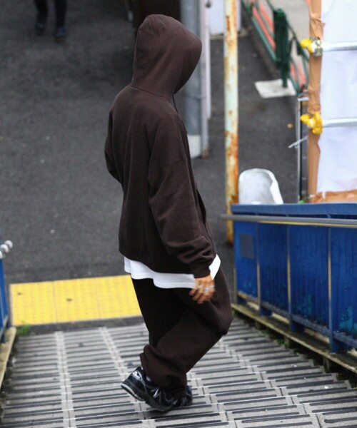 FREAK'S STORE（フリークスストア）の「WEB限定 12oz ヘビーウェイト ビッグシルエット プルオーバーパーカー/フーディ―/配色デザイン（パーカー・メンズ・グレー系その他2/ネイビー/ナチュラル/杢グレー/ダークグリーン/グレー系その他/ネイビー系2/グレイッシュベージュ/ブラウン/ブラック・MEDIUM/LARGE/X-LARGE/SMALL）」の22枚目の写真