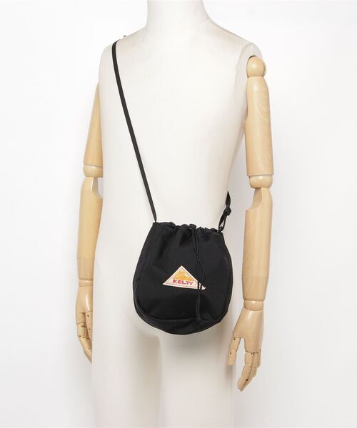 KELTY(ケルティ)の「【KELTY/ケルティー】 コーデュラナイロン ワンポイント 巾着ショルダーバッグ(ショルダーバッグ・レディース・ブラック/ネイビー/オリーブ/マスタード/キャメル・FREE)」の9枚目の写真