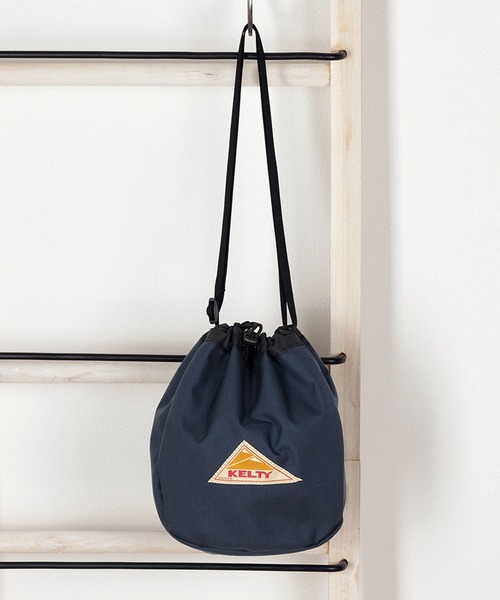 KELTY(ケルティ)の「【KELTY/ケルティー】 コーデュラナイロン ワンポイント 巾着ショルダーバッグ(ショルダーバッグ・レディース・ブラック/ネイビー/オリーブ/マスタード/キャメル・FREE)」の4枚目の写真