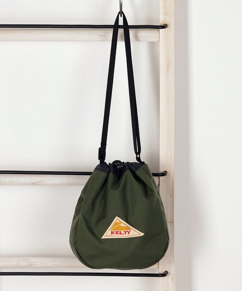 KELTY(ケルティ)の「【KELTY/ケルティー】 コーデュラナイロン ワンポイント 巾着ショルダーバッグ(ショルダーバッグ・レディース・ブラック/ネイビー/オリーブ/マスタード/キャメル・FREE)」の3枚目の写真