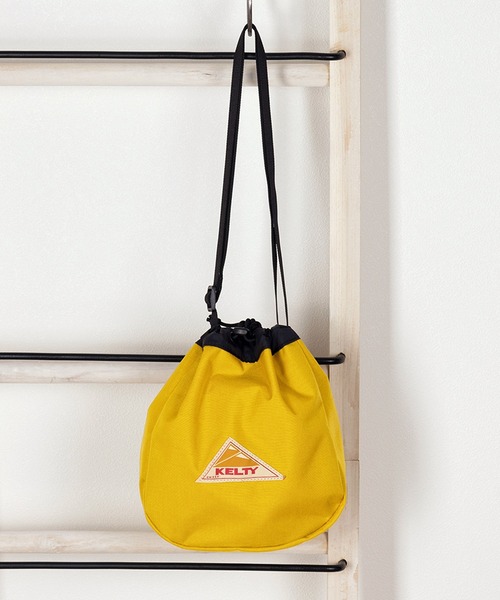 KELTY(ケルティ)の「【KELTY/ケルティー】 コーデュラナイロン ワンポイント 巾着ショルダーバッグ(ショルダーバッグ・レディース・ブラック/ネイビー/オリーブ/マスタード/キャメル・FREE)」の5枚目の写真