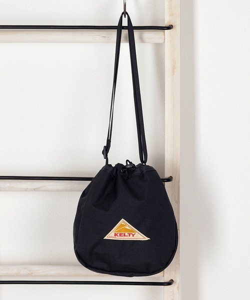 KELTY(ケルティ)の「【KELTY/ケルティー】 コーデュラナイロン ワンポイント 巾着ショルダーバッグ(ショルダーバッグ・レディース・ブラック/ネイビー/オリーブ/マスタード/キャメル・FREE)」の1枚目の写真