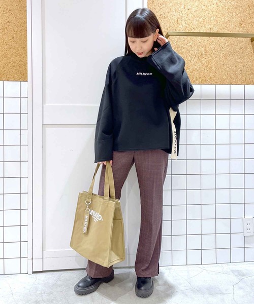 MILKFED.(ミルクフェド)の「SIDE LINE WIDE SWEAT TOP(スウェット・レディース・オフホワイト/ブラック/ベージュ・ONE SIZE)」の19枚目の写真