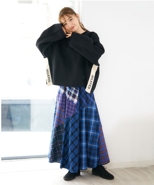 MILKFED.(ミルクフェド)の「SIDE LINE WIDE SWEAT TOP(スウェット・レディース・オフホワイト/ブラック/ベージュ・ONE SIZE)」の18枚目の写真