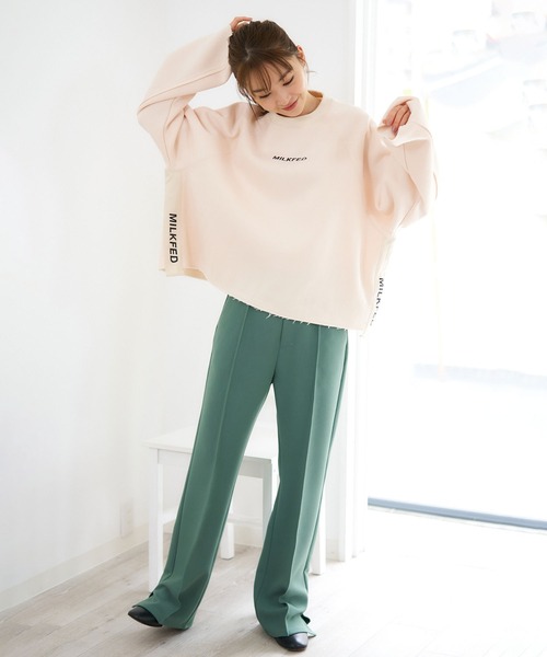 MILKFED.(ミルクフェド)の「SIDE LINE WIDE SWEAT TOP(スウェット・レディース・オフホワイト/ブラック/ベージュ・ONE SIZE)」の16枚目の写真