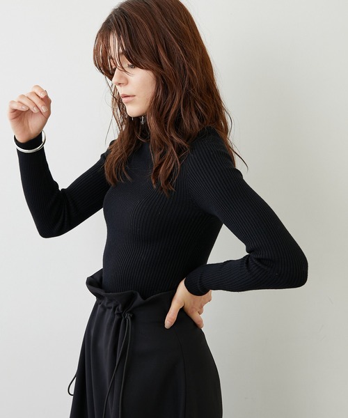 Whim Gazette(ウィムガゼット)の「SPI タートルネックリブプルオーバー(ニット/セーター・レディース・ブラック/オフホワイト/グレイッシュベージュ・FREE)」の2枚目の写真