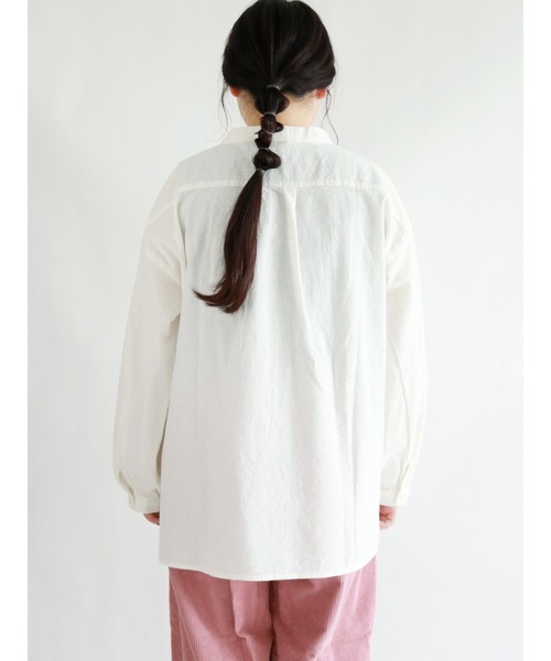 Samansa Mos2（サマンサ モスモス）の「コットンリネンピンタックバンドカラーブラウス（シャツ/ブラウス・レディース・チャコール/オフホワイト/サックスブルー/ブラック・ﾌﾘ-）」の9枚目の写真