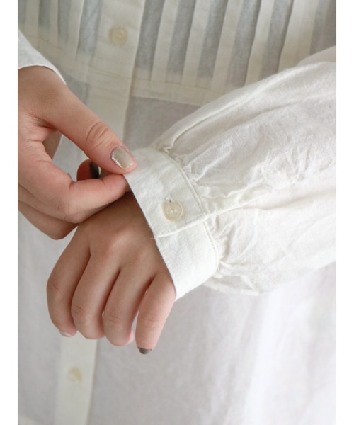 Samansa Mos2（サマンサ モスモス）の「コットンリネンピンタックバンドカラーブラウス（シャツ/ブラウス・レディース・チャコール/オフホワイト/サックスブルー/ブラック・ﾌﾘ-）」の10枚目の写真