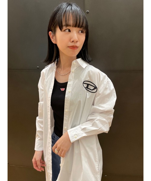 DIESEL(ディーゼル)の「レディース ワンピース シャツドレス 長袖 ビッグシルエット ロゴ(ワンピース・レディース・ホワイト/ブラック・SMALL/MEDIUM/X-SMALL/XX-SMALL)」の12枚目の写真