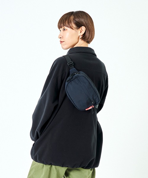 Manhattan Portage（マンハッタンポーテージ）の「One Mile Waist Bag（ボディバッグ/ウエストポーチ・メンズ・ダークネイビー/ベージュ・X-SMALL）」の2枚目の写真
