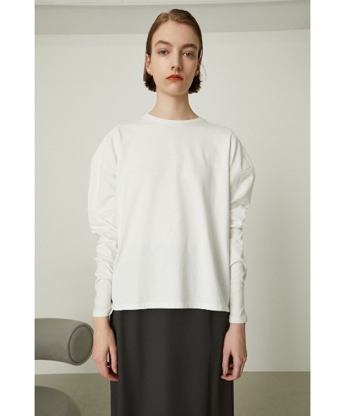 RIM.ARK(リムアーク)の「Power shoulder L/S tee(Tシャツ/カットソー・レディース・ライトベージュ/ブラック/オフホワイト/ライトグリーン・FREE)」の2枚目の写真
