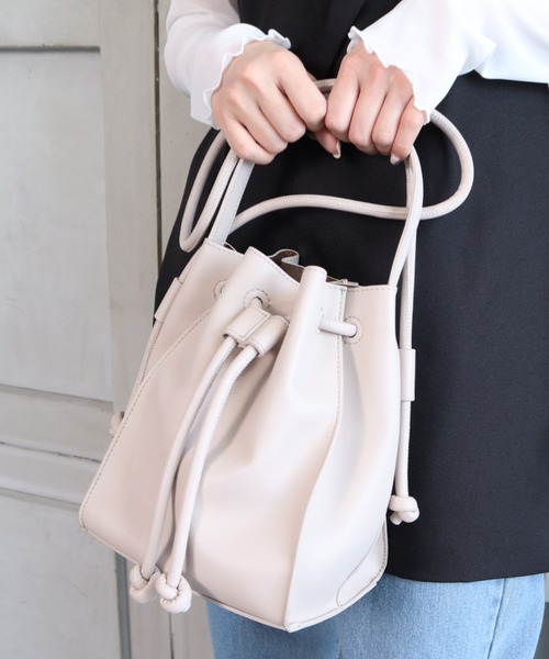 moment+（モーメントプラス）の「フェイクレザー 2WAY巾着ショルダーバッグ（ショルダーバッグ・レディース・ブラック/ベージュ/オレンジ/モカ/グレイッシュベージュ・FREE）」の4枚目の写真