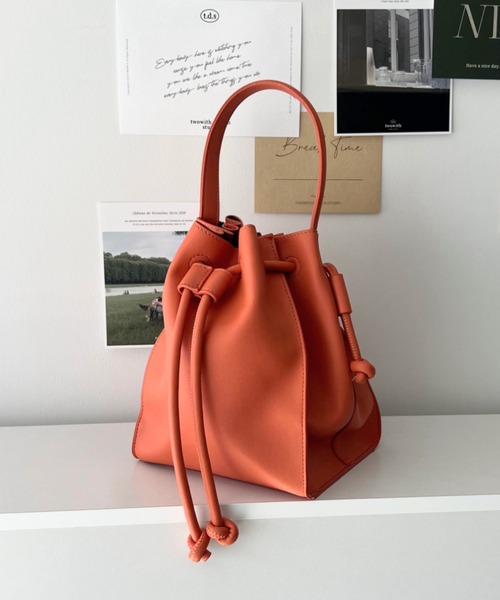 moment+（モーメントプラス）の「フェイクレザー 2WAY巾着ショルダーバッグ（ショルダーバッグ・レディース・ブラック/ベージュ/オレンジ/モカ/グレイッシュベージュ・FREE）」の5枚目の写真