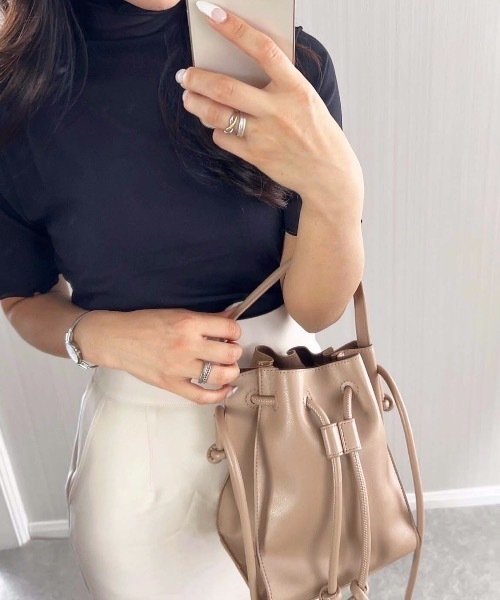 moment+（モーメントプラス）の「フェイクレザー 2WAY巾着ショルダーバッグ（ショルダーバッグ・レディース・ブラック/ベージュ/オレンジ/モカ/グレイッシュベージュ・FREE）」の22枚目の写真