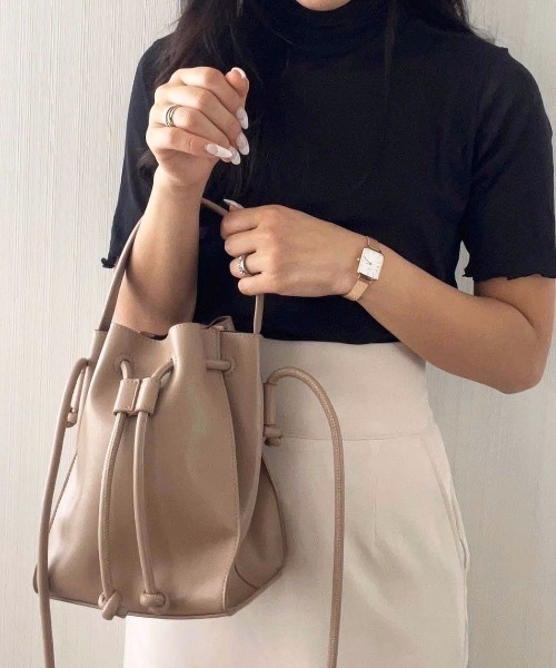 moment+（モーメントプラス）の「フェイクレザー 2WAY巾着ショルダーバッグ（ショルダーバッグ・レディース・ブラック/ベージュ/オレンジ/モカ/グレイッシュベージュ・FREE）」の21枚目の写真