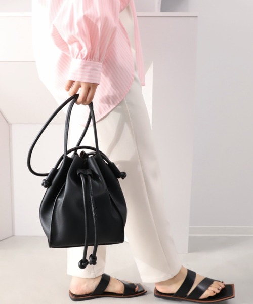 moment+（モーメントプラス）の「フェイクレザー 2WAY巾着ショルダーバッグ（ショルダーバッグ・レディース・ブラック/ベージュ/オレンジ/モカ/グレイッシュベージュ・FREE）」の16枚目の写真