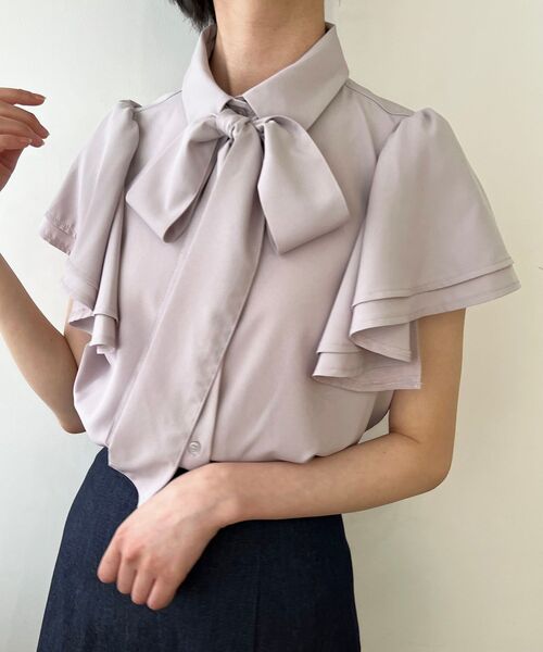 MAJESTIC LEGON（マジェスティックレゴン）の「2wayフリルスリーブブラウス（シャツ/ブラウス・レディース・ホワイト系その他2/オフホワイト/ネイビー/グレイッシュベージュ/グリーン・MEDIUM）」の4枚目の写真