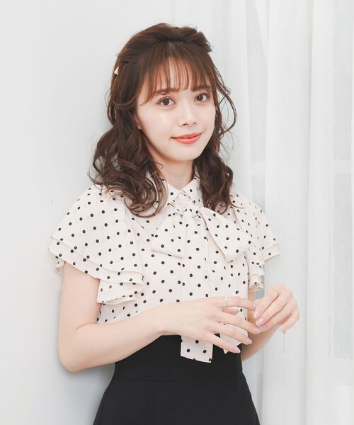 MAJESTIC LEGON（マジェスティックレゴン）の「2wayフリルスリーブブラウス（シャツ/ブラウス・レディース・ホワイト系その他2/オフホワイト/ネイビー/グレイッシュベージュ/グリーン・MEDIUM）」の17枚目の写真