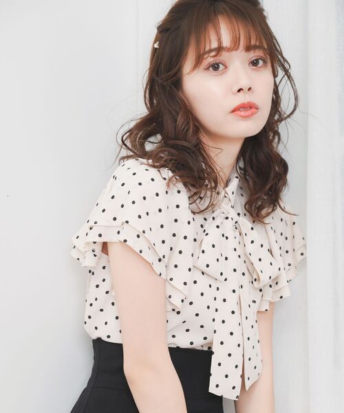 MAJESTIC LEGON（マジェスティックレゴン）の「2wayフリルスリーブブラウス（シャツ/ブラウス・レディース・ホワイト系その他2/オフホワイト/ネイビー/グレイッシュベージュ/グリーン・MEDIUM）」の19枚目の写真