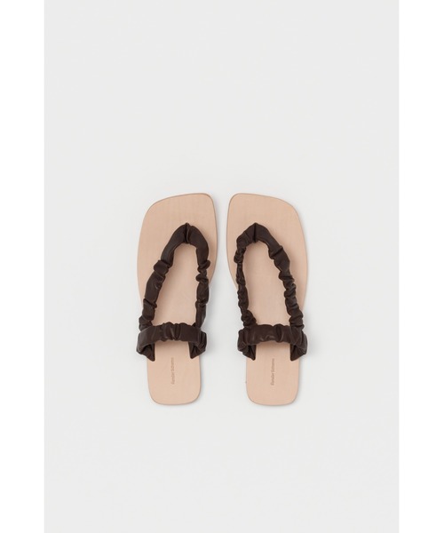 Hender Scheme（エンダースキーマ）の「shirring thong（サンダル・レディース・ブラック/レッド・1/2/4/5）」の3枚目の写真
