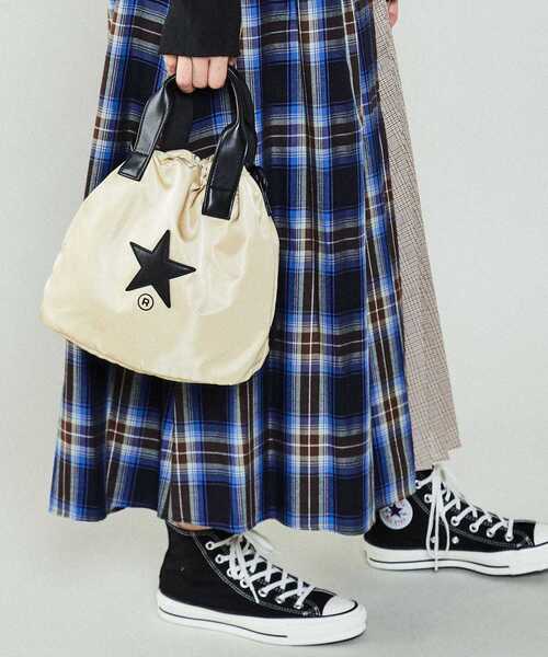 CONVERSE TOKYO（コンバーストウキョウ）の「サテンバルーンバッグ（ショルダーバッグ・レディース・ダークネイビー/ブラック/チャコールグレー/ホワイト/パープル/グリーン/サンドベージュ・FREE）」の4枚目の写真