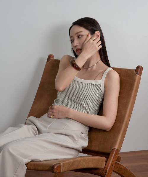 Amiur(エミレ)の「border tank top(タンクトップ・レディース・ベージュ/オリーブ/ネイビー/ブラック・FREE)」の4枚目の写真