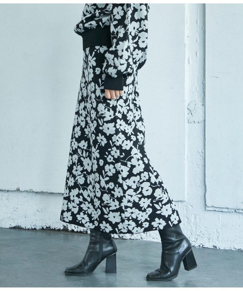 Settimissimo（セッティミッシモ）の「フラワー柄ジャガードニットスカート【セットアップ着用可】（スカート・レディース・ブラック/グレー・M）」の3枚目の写真