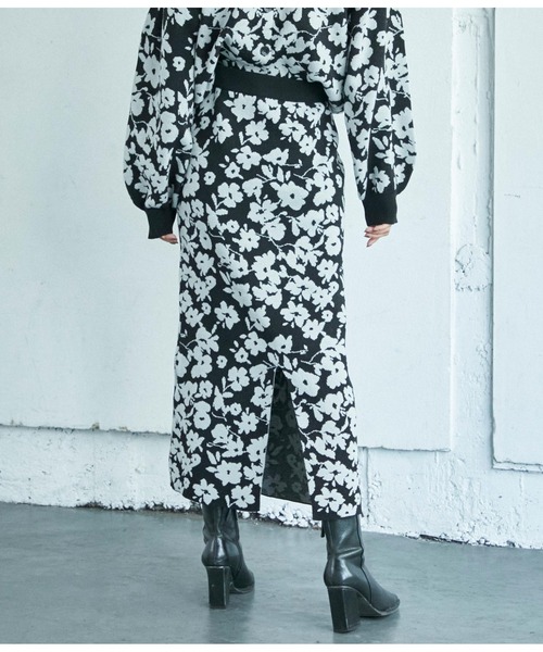 Settimissimo（セッティミッシモ）の「フラワー柄ジャガードニットスカート【セットアップ着用可】（スカート・レディース・ブラック/グレー・M）」の4枚目の写真