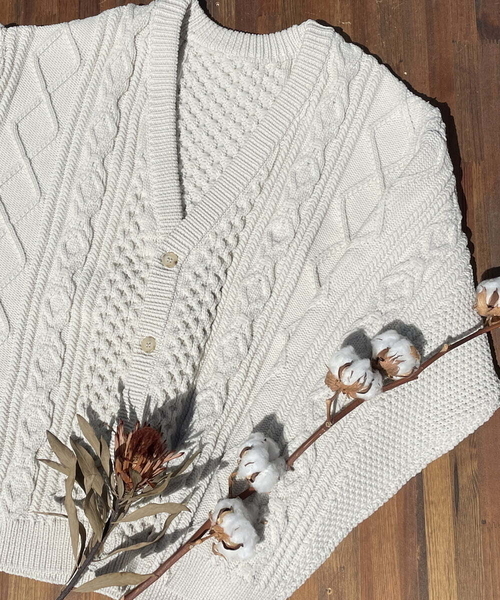 a.v.v(アーヴェヴェ)の「【ユニセックス】アランニットワイドカーディガン(カーディガン/ボレロ・メンズ・バイオレット/アイボリー/ブルー・46/48/50/44)」の2枚目の写真