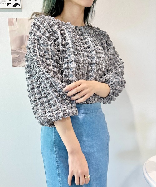 CECIL McBEE(セシルマクビー)の「オフショル2WAYぽこぽこシャーリングトップス(Tシャツ/カットソー・レディース・ブラック/ライトグレー・MEDIUM/LARGE)」の4枚目の写真