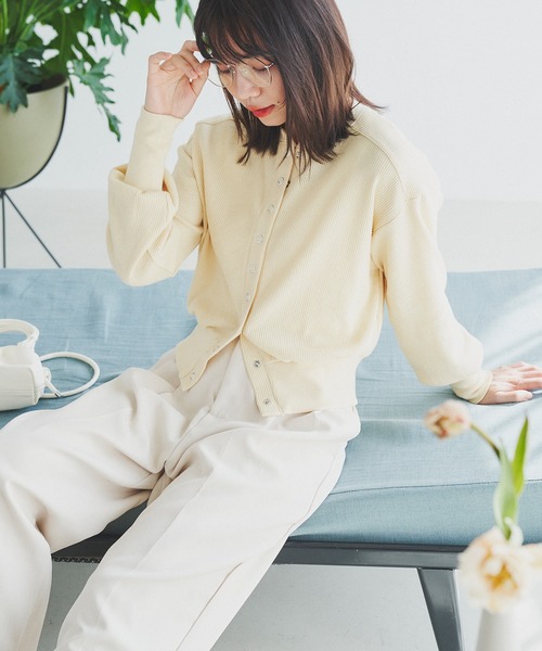 Isn't She?(イズントシー)の「ワッフルショートカーディガン(カーディガン/ボレロ・レディース・グレイッシュベージュ/オフホワイト/レッド・FREE)」の4枚目の写真