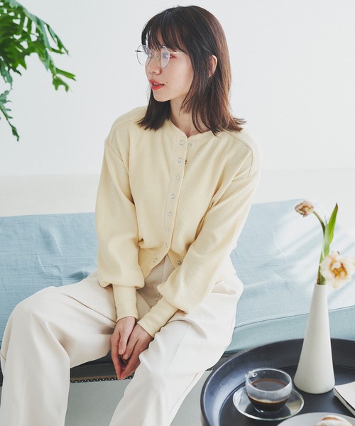 Isn't She?(イズントシー)の「ワッフルショートカーディガン(カーディガン/ボレロ・レディース・グレイッシュベージュ/オフホワイト/レッド・FREE)」の5枚目の写真