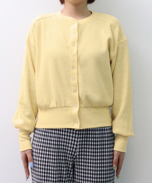 Isn't She?(イズントシー)の「ワッフルショートカーディガン(カーディガン/ボレロ・レディース・グレイッシュベージュ/オフホワイト/レッド・FREE)」の11枚目の写真