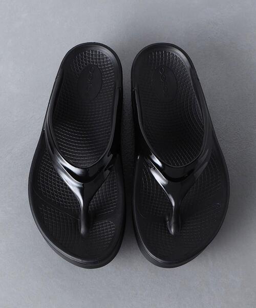 OOFOS（ウーフォス）の「＜OOFOS＞OOmega サンダル（サンダル・レディース・ブラック/ベージュ・7/6/8）」の2枚目の写真