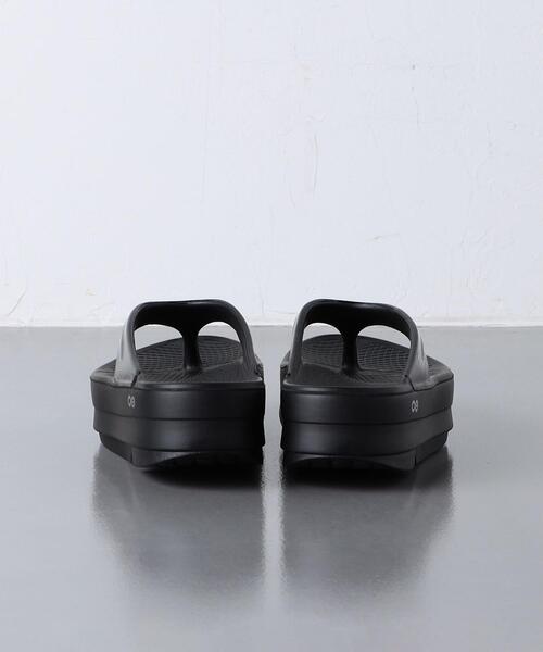 OOFOS（ウーフォス）の「＜OOFOS＞OOmega サンダル（サンダル・レディース・ブラック/ベージュ・7/6/8）」の10枚目の写真