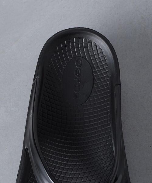 OOFOS（ウーフォス）の「＜OOFOS＞OOmega サンダル（サンダル・レディース・ブラック/ベージュ・7/6/8）」の4枚目の写真