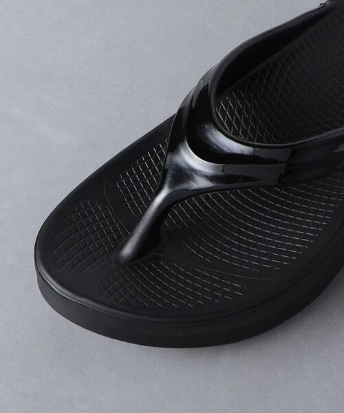 OOFOS（ウーフォス）の「＜OOFOS＞OOmega サンダル（サンダル・レディース・ブラック/ベージュ・7/6/8）」の3枚目の写真