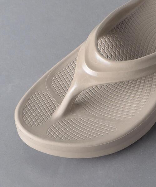 OOFOS（ウーフォス）の「＜OOFOS＞OOmega サンダル（サンダル・レディース・ブラック/ベージュ・7/6/8）」の12枚目の写真