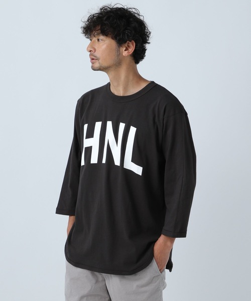 URBAN ISLAND SOCIETY(アーバンアイランドソサエティ)の「【URBAN ISLAND SOCIETY(アーバンアイランドソサエティ)】HNL 7部袖Tシャツ(Tシャツ/カットソー・メンズ・ホワイト/ブラック/ブルー・MEDIUM/LARGE)」の1枚目の写真