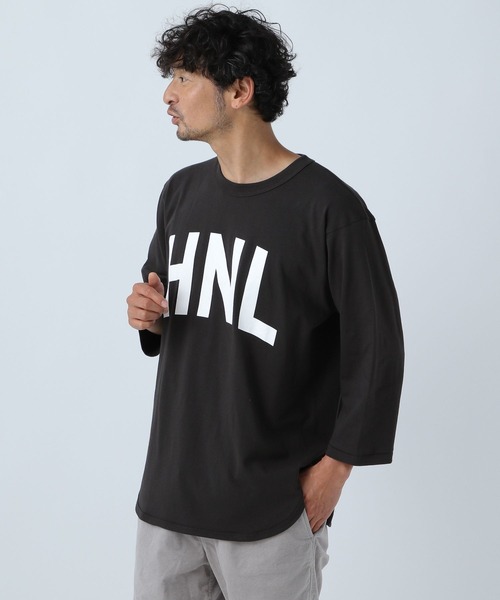URBAN ISLAND SOCIETY(アーバンアイランドソサエティ)の「【URBAN ISLAND SOCIETY(アーバンアイランドソサエティ)】HNL 7部袖Tシャツ(Tシャツ/カットソー・メンズ・ホワイト/ブラック/ブルー・MEDIUM/LARGE)」の8枚目の写真