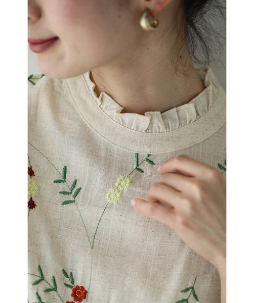 cawaii(カワイイ)の「木漏れ日に咲く小花刺繍ブラウストップス(シャツ/ブラウス・レディース・ベージュ・FREE)」の6枚目の写真