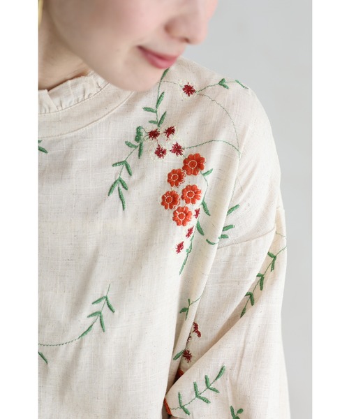 cawaii(カワイイ)の「木漏れ日に咲く小花刺繍ブラウストップス(シャツ/ブラウス・レディース・ベージュ・FREE)」の16枚目の写真