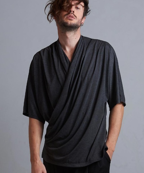 NO ID.(ノーアイディ)の「mt8393-カシュクールドレープドルマンハーフスリーブT Tシャツ(Tシャツ/カットソー・メンズ・ブラック/ホワイト/グレー・ONE SIZE)」の5枚目の写真