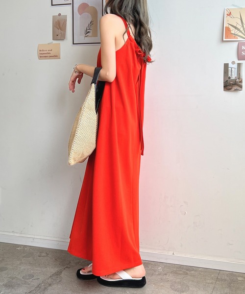 Futier land(フューティアランド)の「ホルターネックロングワンピース(ワンピース・レディース・レッド/モカ/アイボリー/ブラック・FREE)」の18枚目の写真